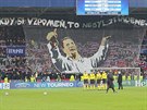 DĚKUJEME. Fanoušci fotbalové Plzně děkovali trenérovi Pavlu Vrbovi, který... DĚKUJEME. Fanoušci fotbalové Plzně děkovali trenérovi Pavlu Vrbovi, který...