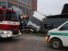 Hasiči museli postupovat opatrně, hrozilo totiž převrácení náklaďáku. Hasiči museli postupovat opatrně, hrozilo totiž převrácení náklaďáku.