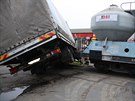 Hasiči museli postupovat opatrně, hrozilo totiž převrácení náklaďáku. Hasiči museli postupovat opatrně, hrozilo totiž převrácení náklaďáku.
