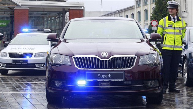 Ke zrychlení z nuly na 100 kilometrů v hodině stačí šestiválcové limuzíně 6,4... Ke zrychlení z nuly na 100 kilometrů v hodině stačí šestiválcové limuzíně 6,4...