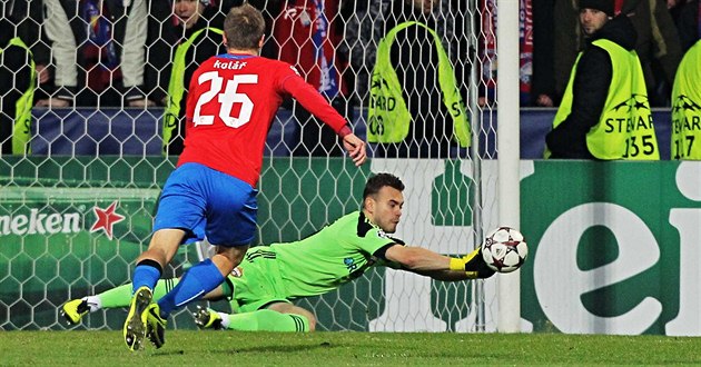 TO GÓL NEBUDE. Brankář Igor Akinfejev z CSKA Moskva chytá střelu, která letěla... TO GÓL NEBUDE. Brankář Igor Akinfejev z CSKA Moskva chytá střelu, která letěla...