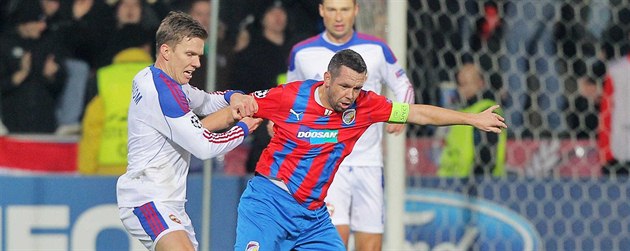 JÁ SI TO POHLÍDÁM. Plzeňský kapitán Pavel Horváth si kryje míč. JÁ SI TO POHLÍDÁM. Plzeňský kapitán Pavel Horváth si kryje míč.