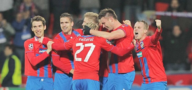 POSTUPOVÁ RADOST. Plzeňští fotbalisté se radují z vítězství nad CSKA Moskva a... POSTUPOVÁ RADOST. Plzeňští fotbalisté se radují z vítězství nad CSKA Moskva a...
