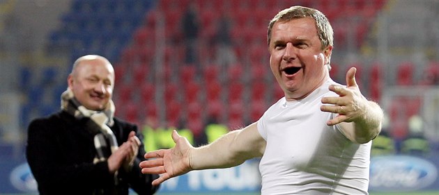 POSTUPOVÁ RADOST. Trenér Pavel Vrba oslavuje postup plzeňských fotbalistů do... POSTUPOVÁ RADOST. Trenér Pavel Vrba oslavuje postup plzeňských fotbalistů do...