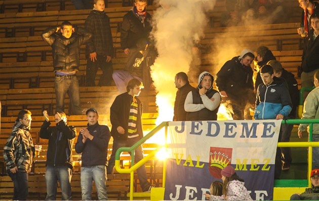 Při zatím posledním hokejovém derby ve Vsetíně odpálili pyrotechniku fanoušci... Při zatím posledním hokejovém derby ve Vsetíně odpálili pyrotechniku fanoušci...