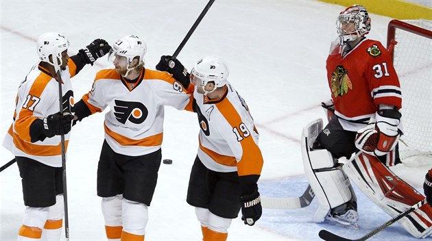 Jakub Voráček (druhý zleva) z Philadelphie se raduje se spoluhráči Waynem... Jakub Voráček (druhý zleva) z Philadelphie se raduje se spoluhráči Waynem...