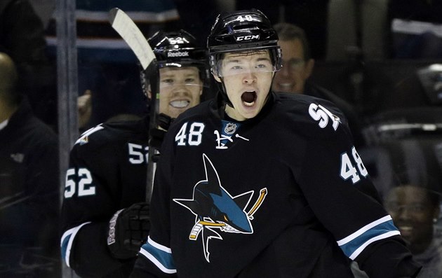 Tomáš Hertl (vpravo) ze San Jose se raduje z gólu v zápase s Minnesotou. Vlevo... Tomáš Hertl (vpravo) ze San Jose se raduje z gólu v zápase s Minnesotou. Vlevo...