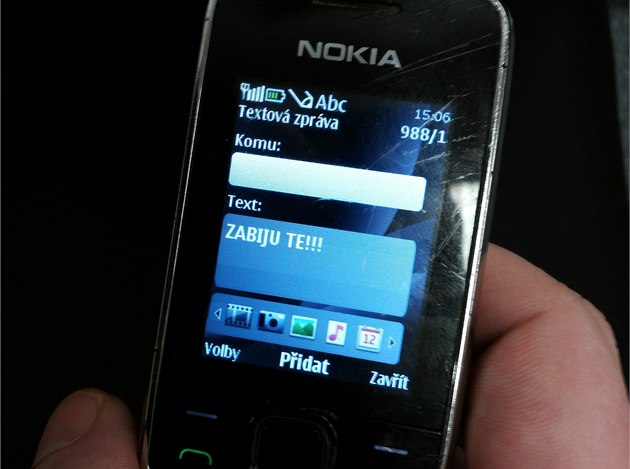 Muž obdržel od milenky své manželky desítky výhružných a vulgárních sms zpráv. Muž obdržel od milenky své manželky desítky výhružných a vulgárních sms zpráv.