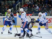 Obranná práce hokejistů brněnské Komety (v bílém) v utkání s Vítkovicemi. Obranná práce hokejistů brněnské Komety (v bílém) v utkání s Vítkovicemi.