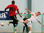 FINÁLE. Tomáš Koudelka z Chrudimi (vpravo) odkopává balon před letícím... FINÁLE. Tomáš Koudelka z Chrudimi (vpravo) odkopává balon před letícím...