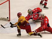 LETÍ. Hokejový útočník prvoligové Jihlavy Adam Zeman (vlevo v pokleku), který... LETÍ. Hokejový útočník prvoligové Jihlavy Adam Zeman (vlevo v pokleku), který...