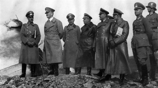 Generálplukovník Ritter von Leeb ukazuje Hitlerovi zničený objekt lehkého Generálplukovník Ritter von Leeb ukazuje Hitlerovi zničený objekt lehkého