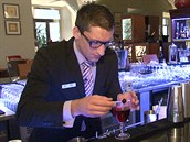 Přelijte do skleničky, případně ozdobte koktejlovou třešní a servírujte. Přelijte do skleničky, případně ozdobte koktejlovou třešní a servírujte.