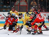 Hokejisté Znojma (v červeném) v utkání proti Vídni. Hokejisté Znojma (v červeném) v utkání proti Vídni.
