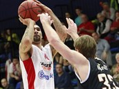 Nymburský basketbalista Tre Simmons (vpravo) střílí přes Denise Jakovleva z... Nymburský basketbalista Tre Simmons (vpravo) střílí přes Denise Jakovleva z...