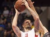 Nymburský basketbalista Radoslav Rančík (vlevo) se snaží prosadit přes bránící Nymburský basketbalista Radoslav Rančík (vlevo) se snaží prosadit přes bránící