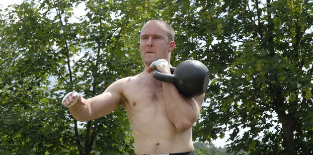Kettlebell, železná koule. Svět na ni pozapomněl v euforii moderních fitness Kettlebell, železná koule. Svět na ni pozapomněl v euforii moderních fitness