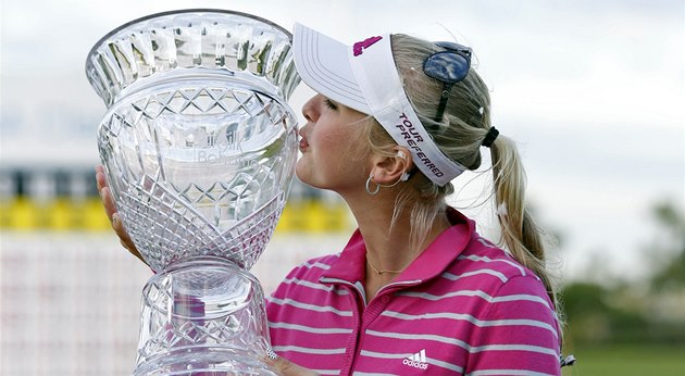 Jessica Kordová líbá trofej pro vítězku turnaje amerického okruhu LPGA na Jessica Kordová líbá trofej pro vítězku turnaje amerického okruhu LPGA na