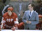 Trenér Viktor Tichonov na střídačce sovětského týmu. Tehdy měl ještě mladší Trenér Viktor Tichonov na střídačce sovětského týmu. Tehdy měl ještě mladší
