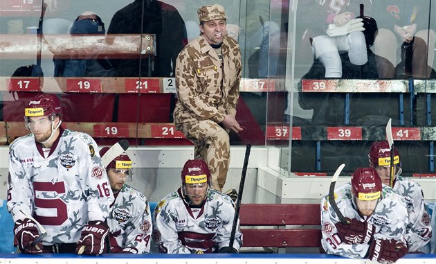 Trenér Sparty Josef Jandač se v utkání proti Karlovým Varům postavil na Trenér Sparty Josef Jandač se v utkání proti Karlovým Varům postavil na