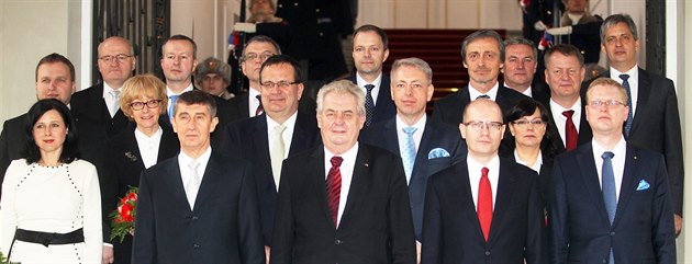 Členové nově jmenované vlády premiéra Bohuslava Sobotky se vyfotili společně s... Členové nově jmenované vlády premiéra Bohuslava Sobotky se vyfotili společně s...