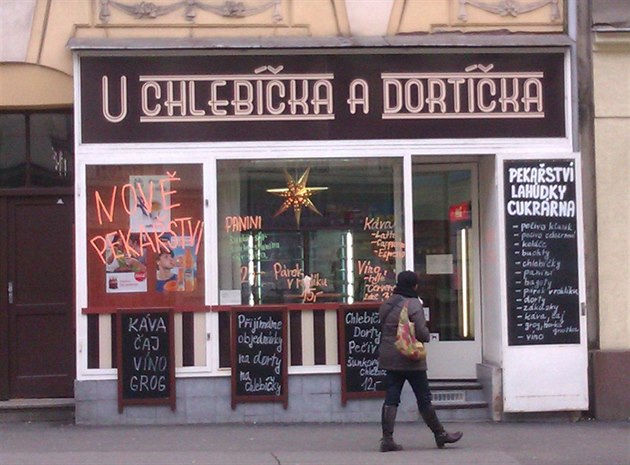 Žižkovský obchod "U chlebíčka a dortíčka" je velmi popisný. Prodává chlebíčky a... Žižkovský obchod "U chlebíčka a dortíčka" je velmi popisný. Prodává chlebíčky a...