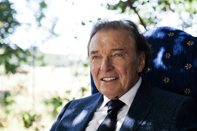 Karel Gott ve filmu Dědictví aneb Kurva se neříká Karel Gott ve filmu Dědictví aneb Kurva se neříká