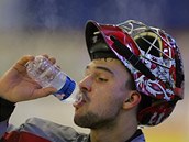 Brankář české hokejové reprezentace Jakub Kovář se občerstvuje. Brankář české hokejové reprezentace Jakub Kovář se občerstvuje.