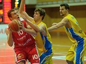 Kujón Pavel Houška z Nymburka se snaží přelstít opavskou dvojici Miroslav Kujón Pavel Houška z Nymburka se snaží přelstít opavskou dvojici Miroslav