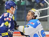 Plzeňský útočník Václav Pletka (vpravo) se postrkuje s brněnským Ondřejem Plzeňský útočník Václav Pletka (vpravo) se postrkuje s brněnským Ondřejem