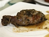 Takto servírují maso pralesní krysy v restauraci Les feuilles vertes v... Takto servírují maso pralesní krysy v restauraci Les feuilles vertes v...