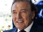 Karel Gott ve filmu Dědictví aneb Kurva se neříká Karel Gott ve filmu Dědictví aneb Kurva se neříká