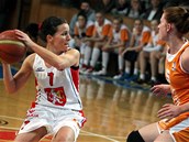 Darina Mišurová z hradeckého Sokola (vlevo), kterou brání Petra Záplatová z VŠ Darina Mišurová z hradeckého Sokola (vlevo), kterou brání Petra Záplatová z VŠ