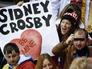 CHCI SIDNEYHO. Fanynka Kanady vyjadřuje s plakátem v ruce, že jejím favoritem... CHCI SIDNEYHO. Fanynka Kanady vyjadřuje s plakátem v ruce, že jejím favoritem...