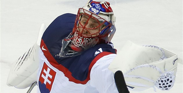 Slovenský brankář Jaroslav Halák chytá puk do lapačky v utkání olympijského Slovenský brankář Jaroslav Halák chytá puk do lapačky v utkání olympijského