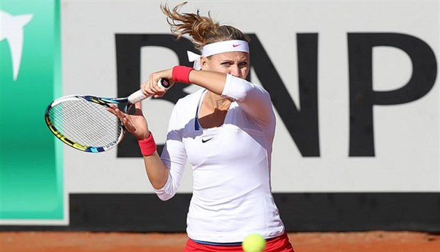 Česká tenistka Lucie Šafářová během duelu se Španělkou Sorelovou. Česká tenistka Lucie Šafářová během duelu se Španělkou Sorelovou.