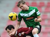 Jablonecký Jan Kopic (vpravo) ve výskoku se sparťanem Markem Matějovským v... Jablonecký Jan Kopic (vpravo) ve výskoku se sparťanem Markem Matějovským v...