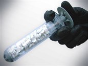 "Stříkačka" XStat pro aplikaci buničinových tampónu přímo do rány. Průměr je... "Stříkačka" XStat pro aplikaci buničinových tampónu přímo do rány. Průměr je...