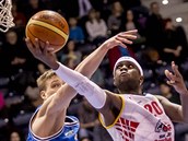 Levell Sanders (vpravo) z Pardubic zakončuje na koš USK přes Jana Křívánka. Levell Sanders (vpravo) z Pardubic zakončuje na koš USK přes Jana Křívánka.
