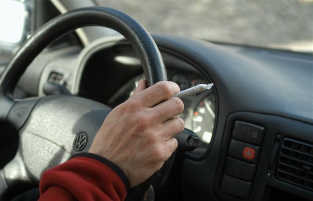 S marihuanou v krvi klidně i za volant, nová vyhláška stanoví limit. Ilustrační... S marihuanou v krvi klidně i za volant, nová vyhláška stanoví limit. Ilustrační...