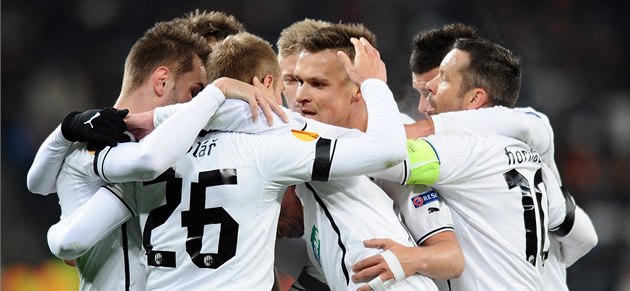 Plzeňští fotbalisté se radují z gólu v zápase Evropské ligy proti Šachtaru Plzeňští fotbalisté se radují z gólu v zápase Evropské ligy proti Šachtaru