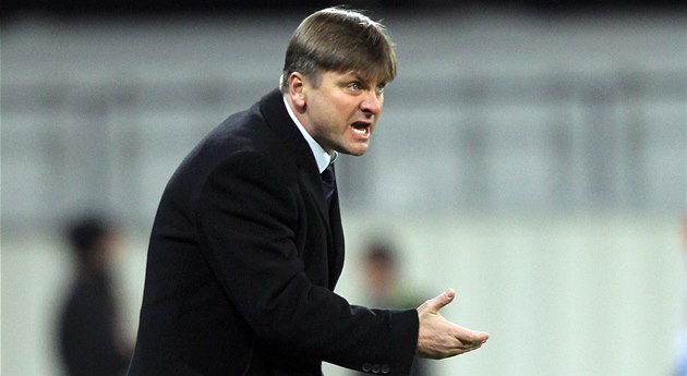 Plzeňský kouč Dušan Uhrin ml. během utkání se Šachtarem Doněck. Plzeňský kouč Dušan Uhrin ml. během utkání se Šachtarem Doněck.