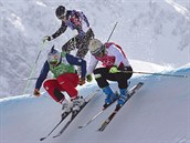 V AKCI. Český skikrosař Tomáš Kraus (v zelené vestě) při osmifinálové... V AKCI. Český skikrosař Tomáš Kraus (v zelené vestě) při osmifinálové...