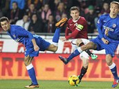 NEBEZPEČÍ. David Lafata ze Sparty prostřeluje obranu Brna. NEBEZPEČÍ. David Lafata ze Sparty prostřeluje obranu Brna.