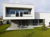 Funkcionalistický vzhled domu odpovídá představám majitelů o moderním bydlení. Funkcionalistický vzhled domu odpovídá představám majitelů o moderním bydlení.