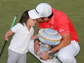 Jason Day se synem a trofejí pro vítěze mistrovství světa ve hře na jamky. Jason Day se synem a trofejí pro vítěze mistrovství světa ve hře na jamky.