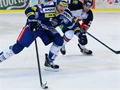ZNOVU V AKCI. Bek Tomáš Žižka (vpředu) se v přípravě proti Slovanu Bratislava ZNOVU V AKCI. Bek Tomáš Žižka (vpředu) se v přípravě proti Slovanu Bratislava