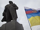 Ukrajinská a ruská vlajka vlají u sochy Vladimira Iljiče Lenina v Doněcku.... Ukrajinská a ruská vlajka vlají u sochy Vladimira Iljiče Lenina v Doněcku....