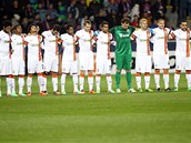 ZA KYJEV. Fotbalisté Šachtaru Doněck drží minutu ticha za oběti bojů na ZA KYJEV. Fotbalisté Šachtaru Doněck drží minutu ticha za oběti bojů na