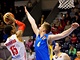 Momentka z basketbalového duelu mezi Pardubicemi (bílá) a Opavou